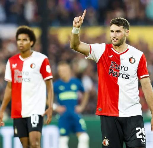 邮报:维拉和费耶诺德球迷赛前斗殴,五名鹿特丹当地人被捕