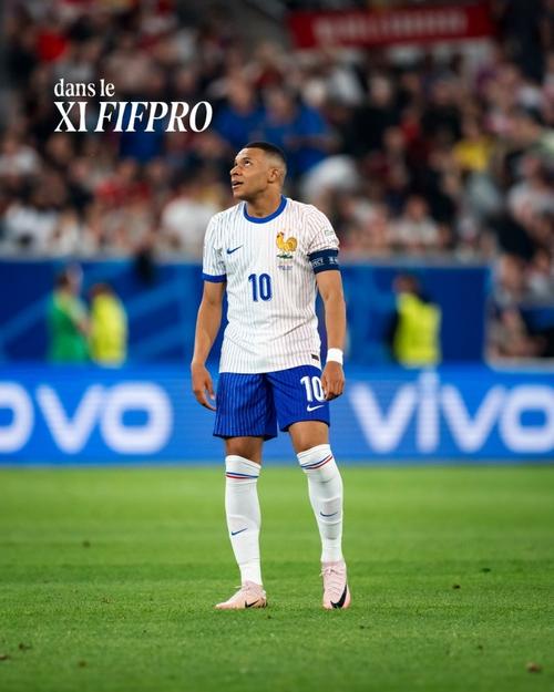 姆总点赞!阿什拉夫社媒庆祝胜利⚽姆巴佩留言:这也太牛了吧