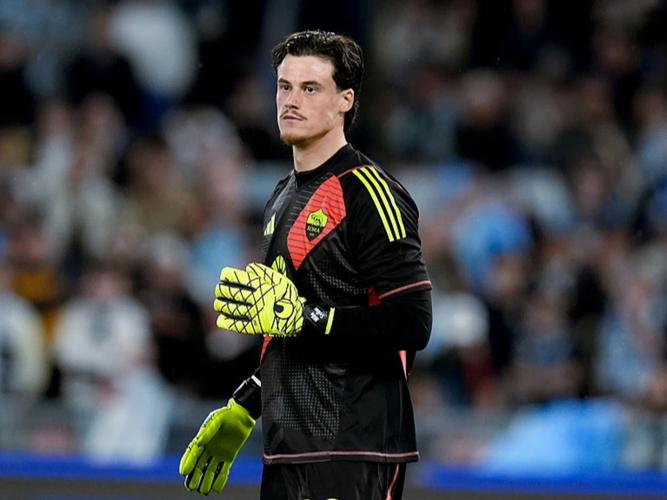 4场2次零封丢2球！罗马官方：门将斯维拉尔当选9月最佳球员