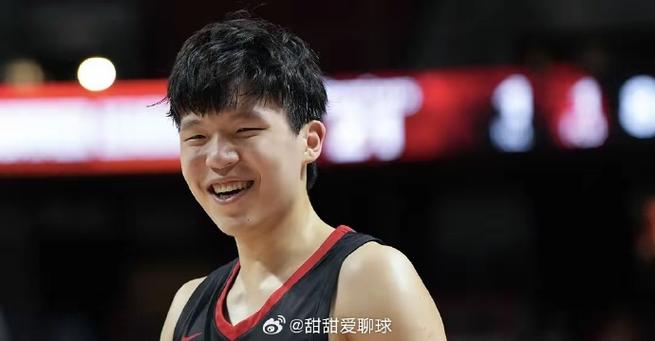 杨瀚森：克林根&霍勒迪&阿夫迪亚常帮我 能大概明白他们说的英语