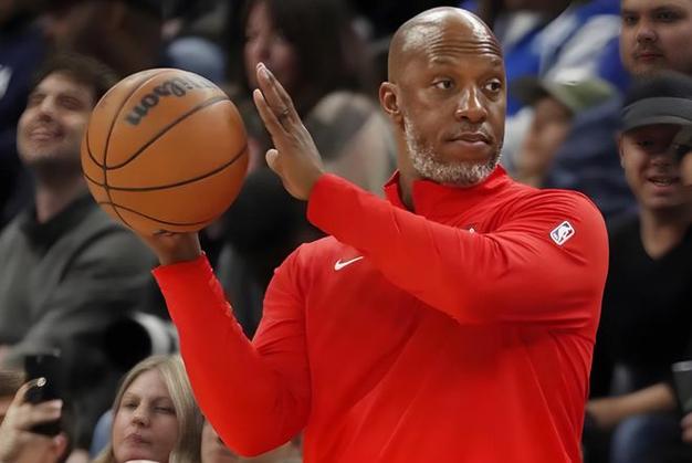 比卢普斯：夏普攻守做得都很棒 我们一直给他上对抗 他也能应付