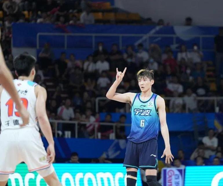 钻研必杀技！王俊杰赤膊上身苦练金鸡独立翻身后仰跳投