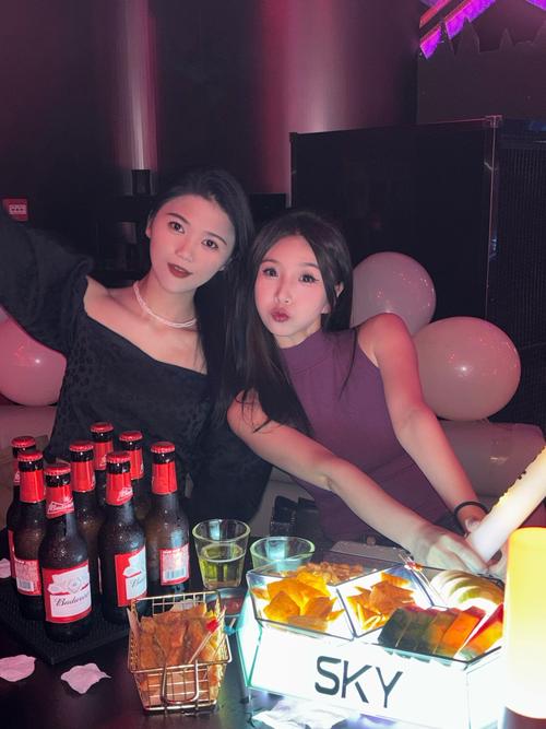 KD邀请女主持人看比赛:来德州我请你吃烧烤 德州人就是热情好客