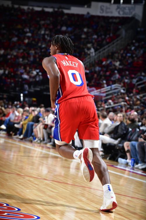 愈发全能！马克西上半场11中4得12分3板4助1断1帽