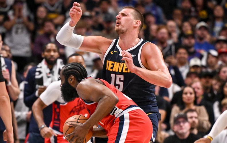 卷到裁判身上了!对抗训练后 约基奇拉着裁判问了20分钟问题