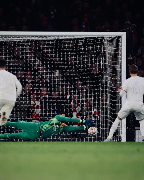 顺手的事😈弗里克捡球给巴尔德掷界外球，阿什拉夫路过将球打落