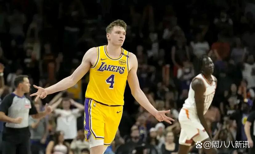 逼得没办法了！小里连续高难度动作为湖人得分