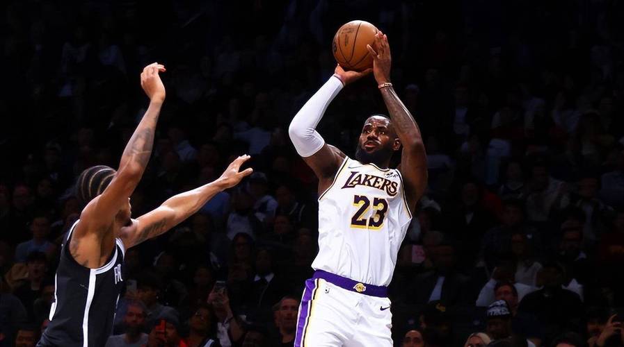 美记:詹姆斯专门练了接球投篮 预计打无球会比生涯任何时候都多