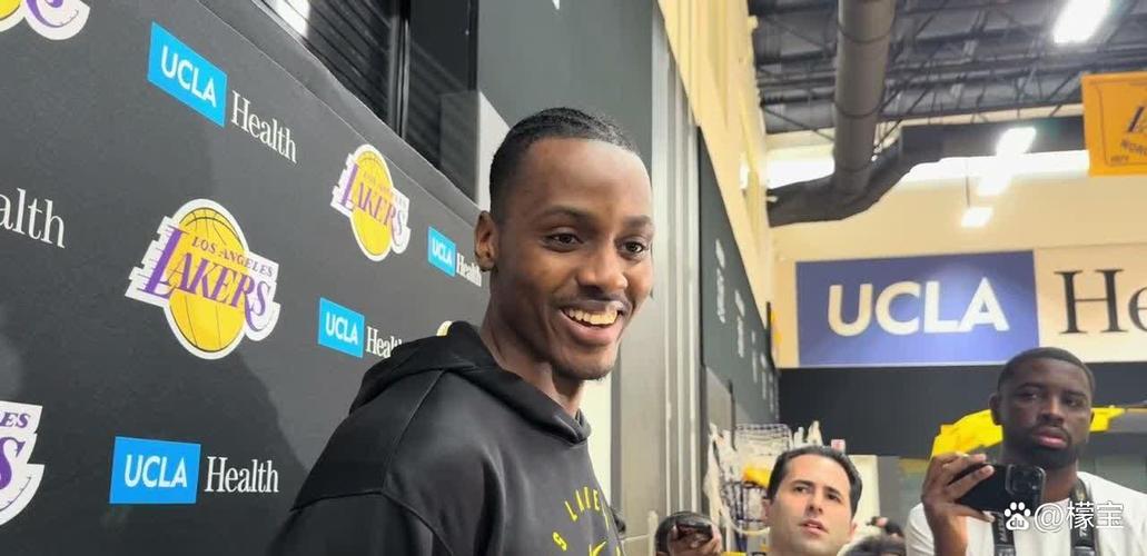 雷迪克:詹姆斯本周在球场和健身房进行了个人训练