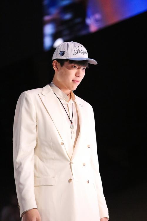 杨瀚森的穿衣风格如何?格兰特:没留意过 不过我可以帮他参谋