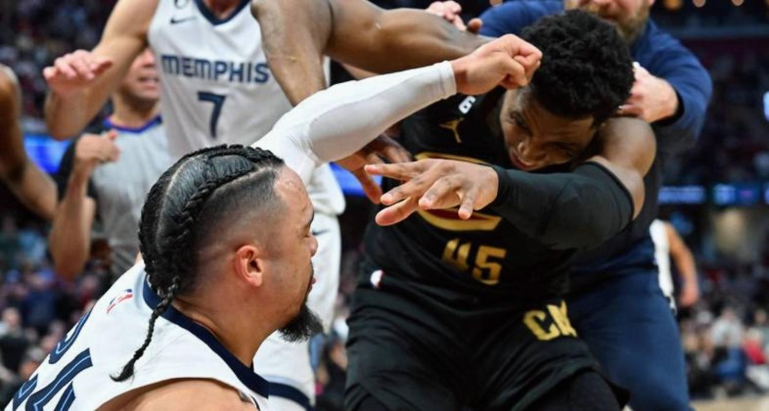 外线双悍将！狄龙上半场三分3中3砍9分 阿伦5中2得8分填满数据栏