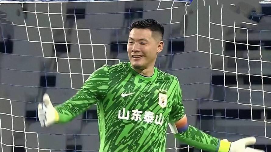 王大雷怒了！约尼查击中泰山横梁，王大雷对后防非常不满意