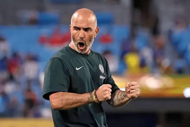 马雷斯卡参与绝杀庆祝被罚下!蓝军助教自嘲:今天我们又吃一红