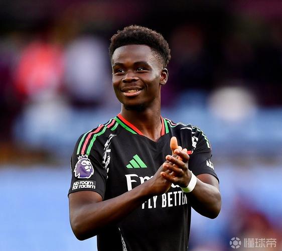 萨卡社媒晒照纪念自己里程碑之战:英超第200次出场♥️