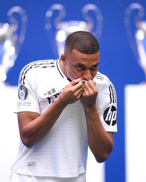 领取9月最佳奖杯+破门！姆巴佩社媒：又一个美妙的伯纳乌之夜