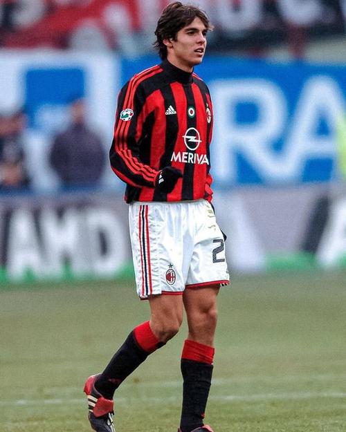 热格罗瓦：12岁曾参加AC米兰的训练营，见到了卡卡、帕托等球星