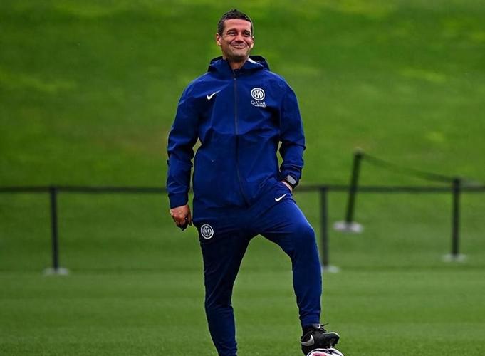 现场记者:齐沃很有趣,他会提前喊该接球的球员,还会喊球员绰号