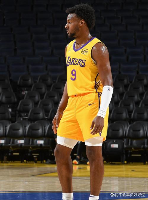 夸梅:布朗尼想进首发得能接球就投 但总和老爸练3分就成不了射手