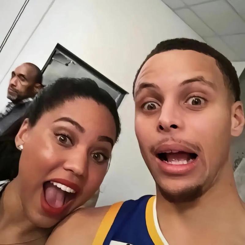 时光芿苒！美媒晒詹姆斯&库里媒体日采访照 白发攀上两人鬓角！