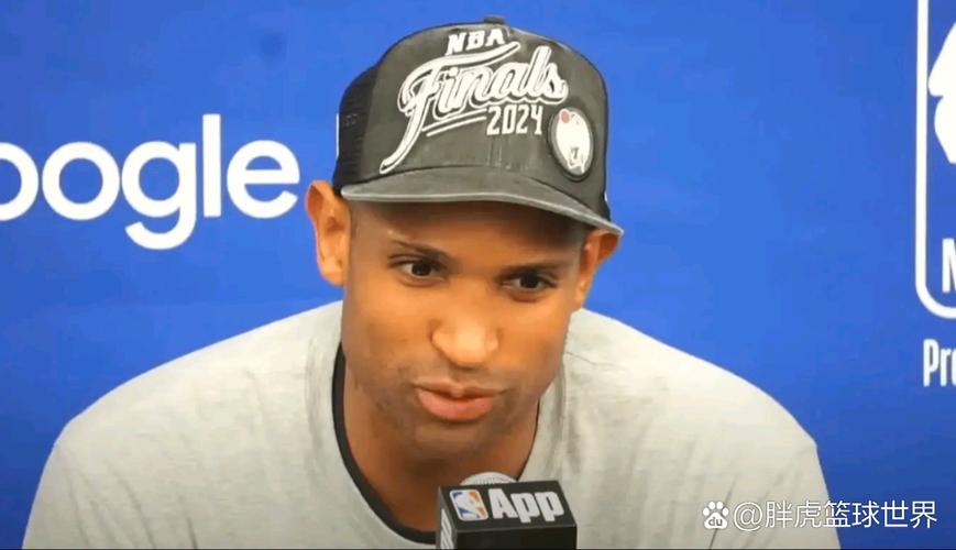 身披20号开启第19季！勇士官方分享霍福德定妆照拍摄花絮