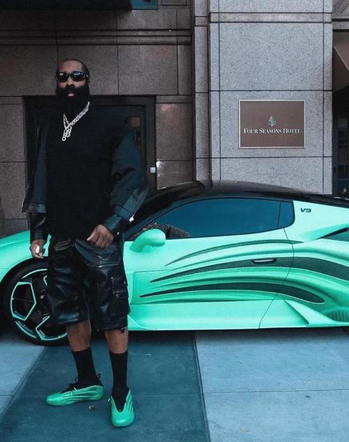 豪车必须配同款战靴!哈登惊艳亮相《Starting 5》第二季首映礼