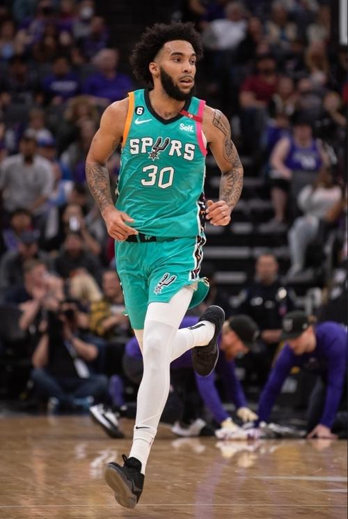 尚帕尼:文班的训练让人难以置信很有激励作用 他会变得更恐怖