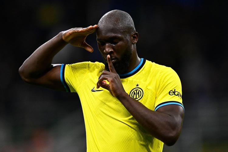 卢卡库:对方家长不满我没有立即和他合影,当时我情绪失控想打人