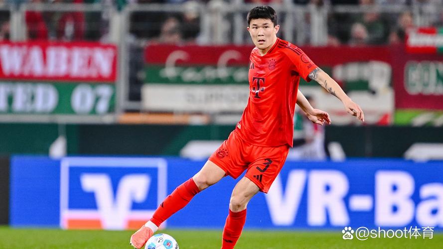 拜仁晒球员参加慕尼黑啤酒节照片:伊藤洋辉、金玟哉出镜