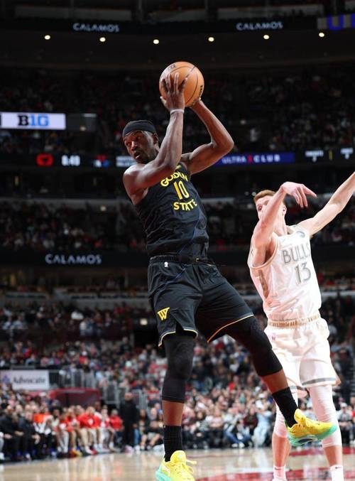 损友！追梦提前走开违例坑掉巴特勒罚球 后者问号脸原地站半天