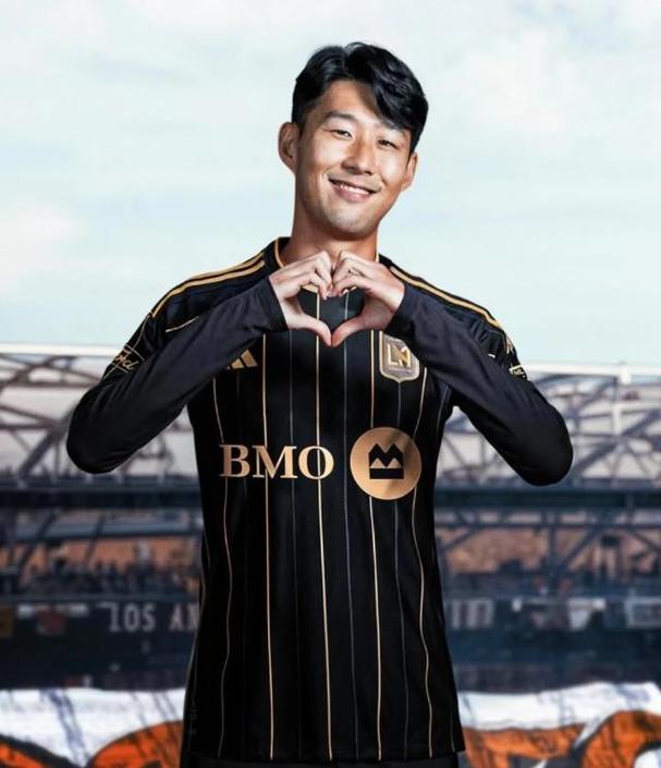 梦幻联动!洛杉矶FC足球明星孙兴慜 手持快船定制版球衣满脸笑容
