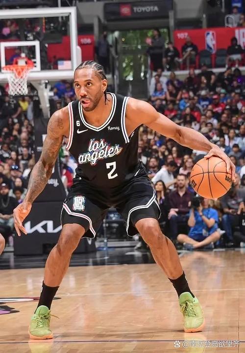 小卡:训练营里每个人都做得很棒 年轻球员防守端沟通进步明显