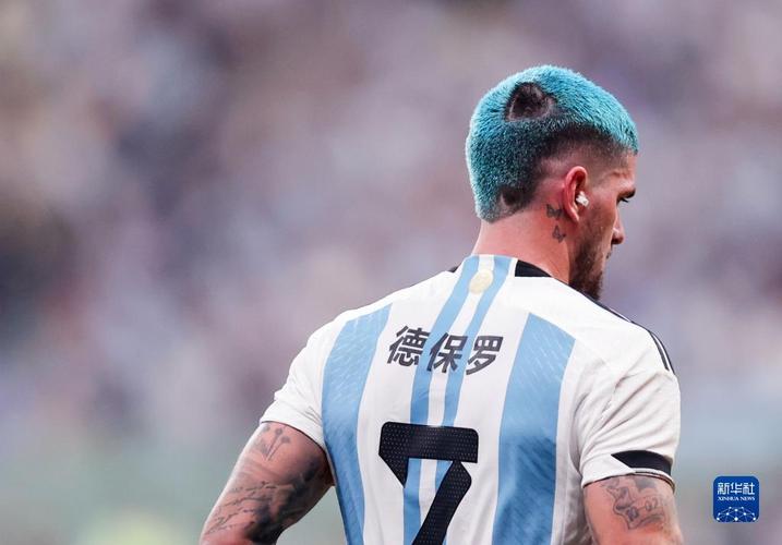 阿根廷足协主席晒与梅西、德保罗合照:很高兴再次见到你们