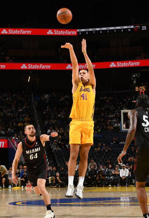 夸梅:布朗尼不像NBA球员&没篮没防守没身高 更适合做游戏主播