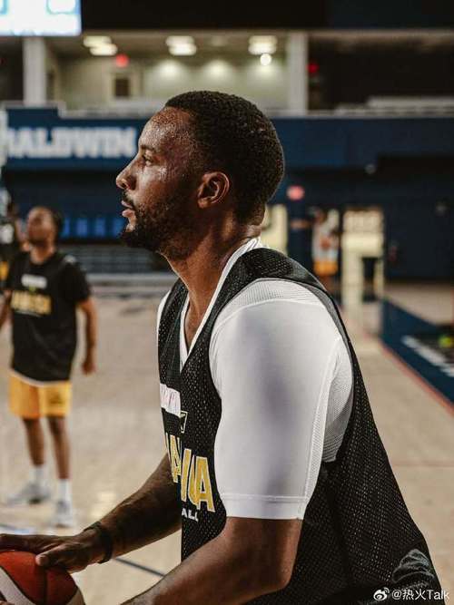 火力凶猛!鲍威尔半场12中6砍下18分2板1助