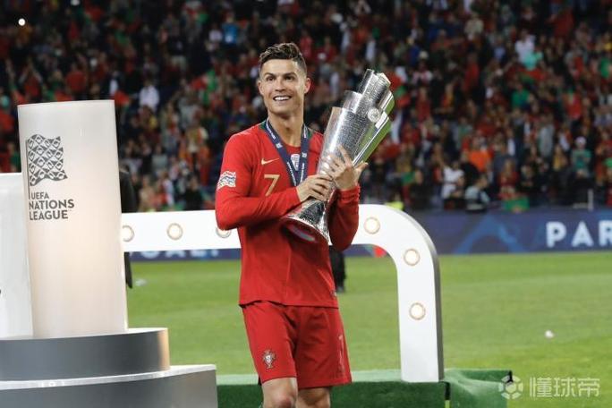 C罗社媒晒回到葡萄牙国家队报道照片,戴墨镜出镜帅气十足