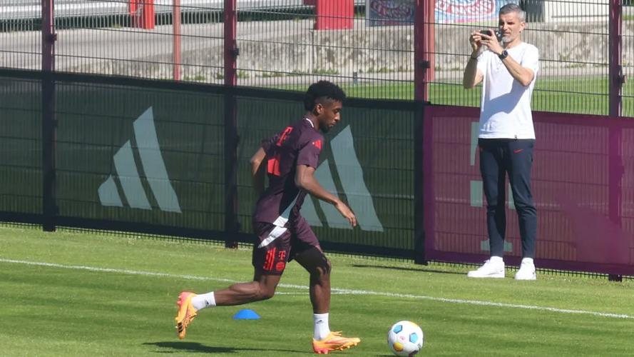 德尚调侃科曼:你假期过得怎么样?后者回应:得去巴格达踢球才行