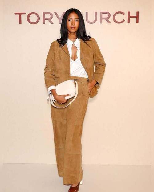 已是各大品牌秀场座上宾!科比大女儿时尚造型现身奢牌大秀!