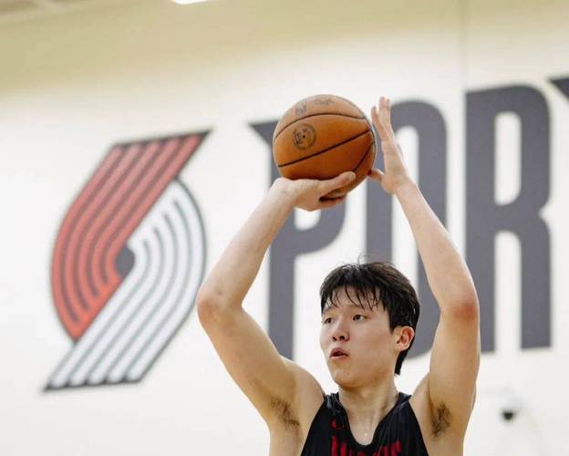 开拓者队记发杨瀚森赛前扣篮视频并配中文：把它扔下来 大个子