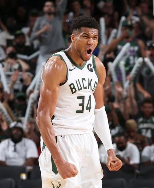 不受流言影响！雄鹿官方晒字母哥拍摄定妆照视频 看起来心情不错