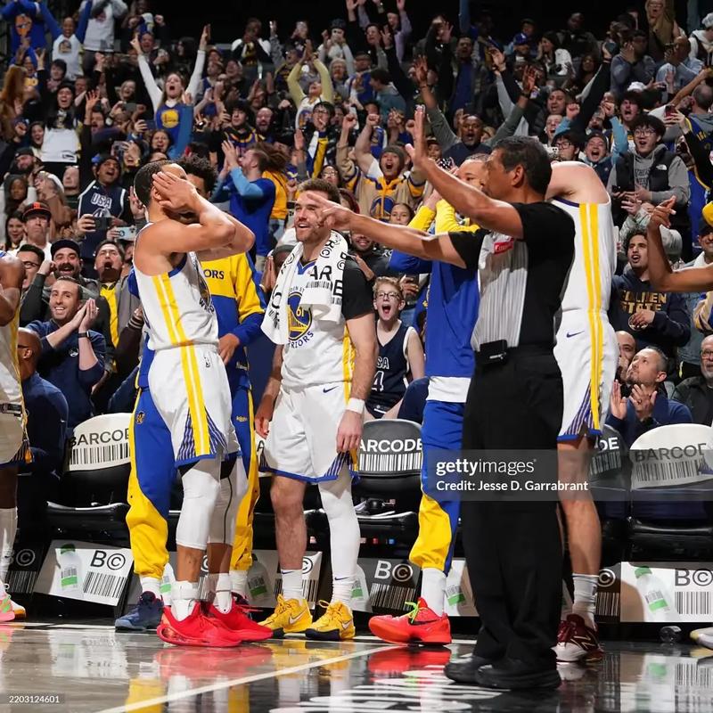 美记：坚守到最后的现场球迷为勇士年轻球员起立送上了掌声