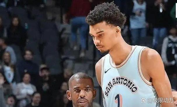 打法变了!文班亚马全场仅9出手得10分5板2帽 5次助攻全队最高