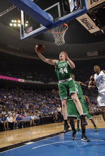 什么操作！卡特-布莱恩特中投打篮板侧沿随后上篮过桥 斯波都笑了