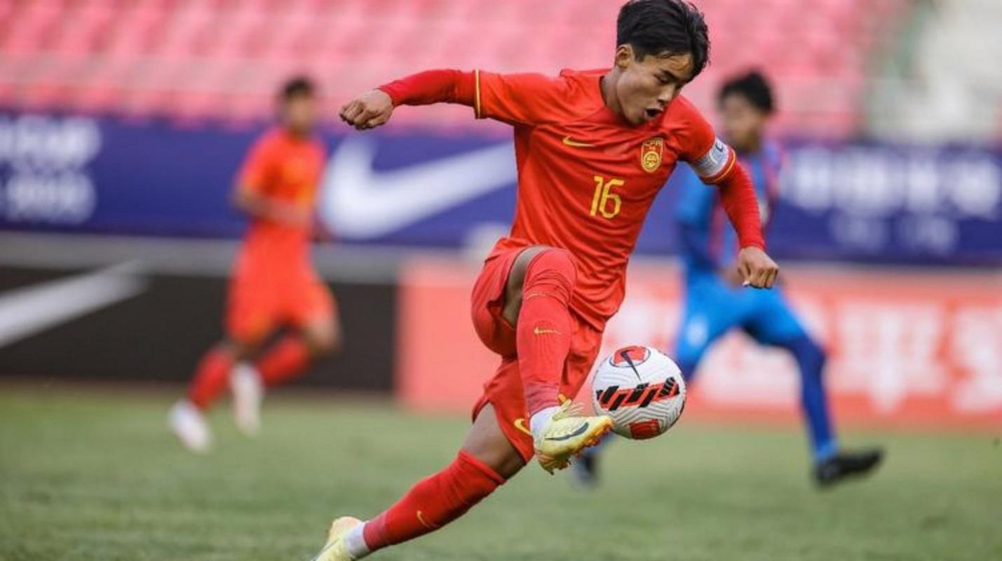 北青:国少队本期集训考察新人,邝兆镭、万项等球员缺席