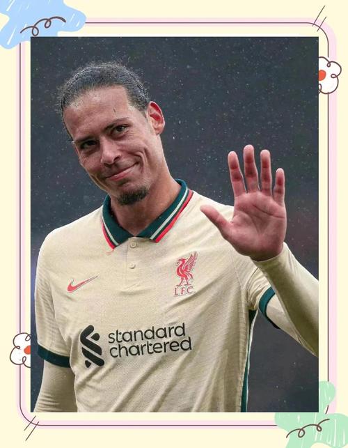 温馨时刻！范迪克来到场边与坐轮椅的球迷合影，并为其签名