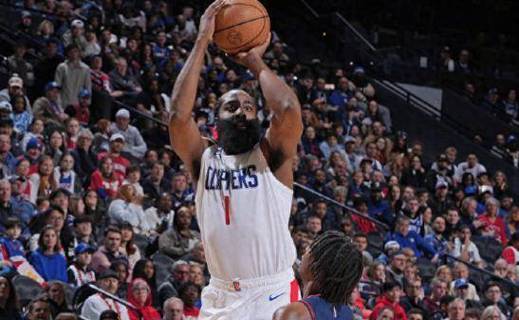 船记：哈登训练后为至少一百人签了名 还在不断感谢球迷的到来