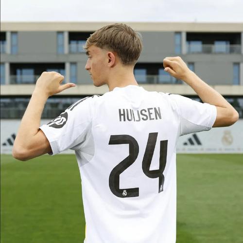 赫伊森观看皇马男篮比赛,球员因伤退出西班牙队可能缺席1到2周