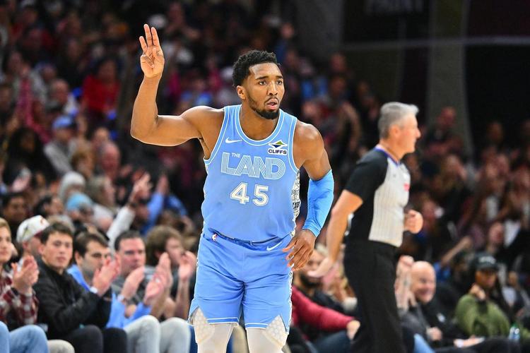 米切尔半场16分钟填满数据栏 10中5&三分2中2拿12分3板1助1断1帽