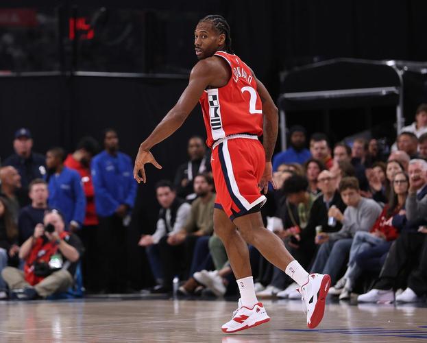 手感火热！莱昂纳德6分钟连中三记三分球