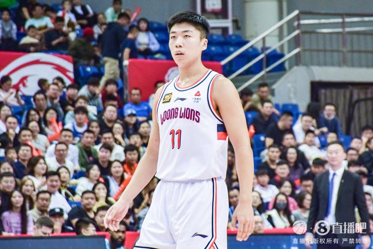 国产神射!刘颜诚半场三分球4投全中 轰下12分助队紧咬比分