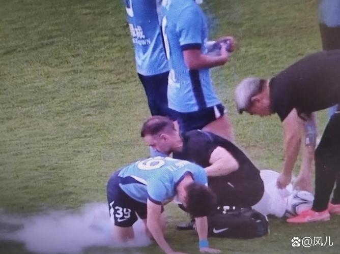 太危险了!王钰栋热身赛中遭泰国队球员飞踹踢翻,随后痛苦倒地